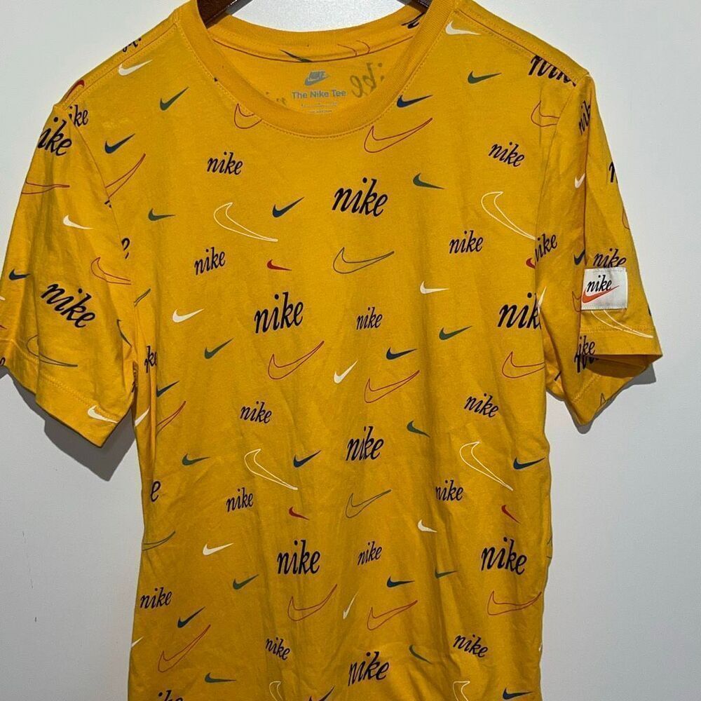 The Nike Tee Men's Multicolor All Over Print Logo Crew Neck Cotton T-Shirt Small
